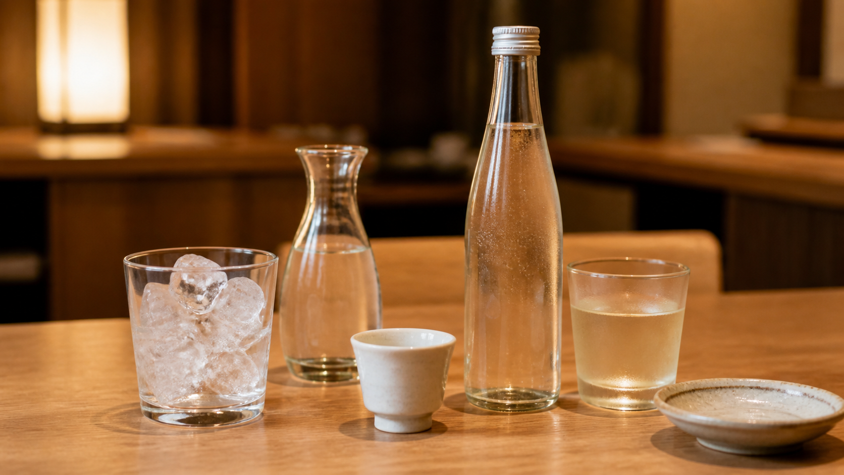焼酎のグラス、水、炭酸、氷が並んだ居酒屋の卓上